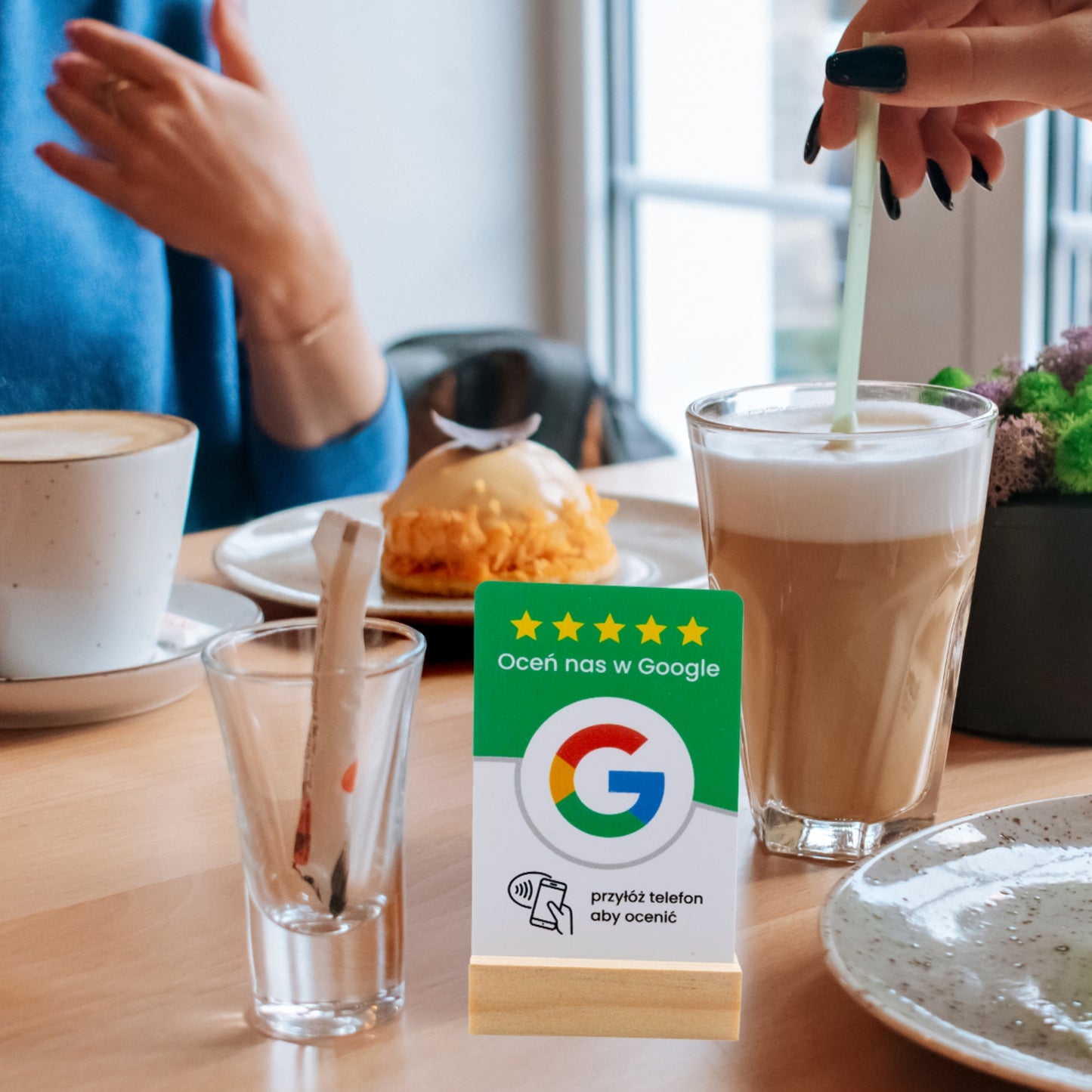 Karta NFC opinie Google - kod QR, dwustronna, google stojak pochylony