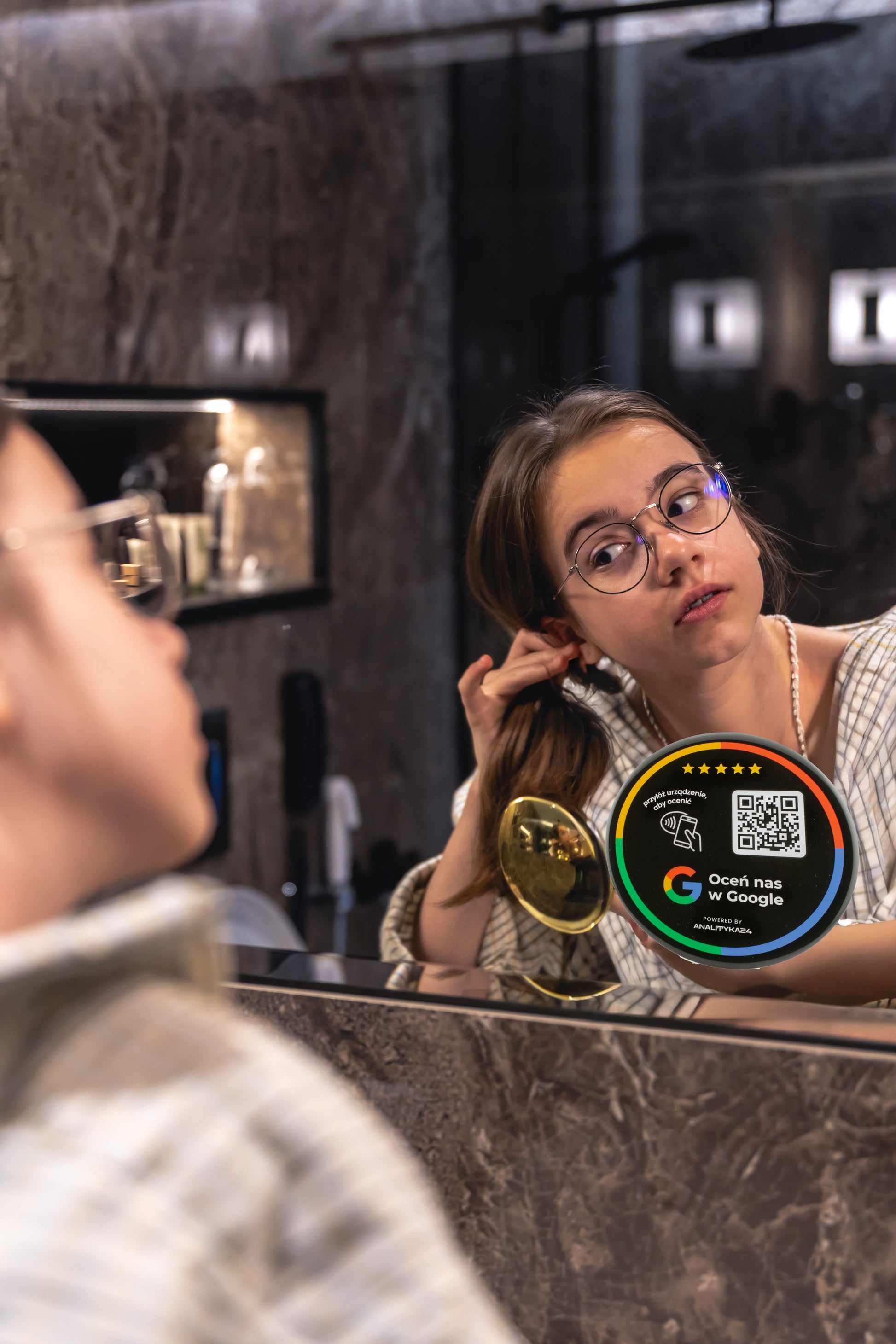 Czarna naklejka 3D QR/NFC w toalecie biurowej do szybkiego zbierania recenzji
