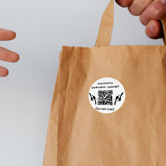 Kompaktowa naklejka z kodem QR kieruje klienta bezpośrednio do opinii Google po otwarciu paczki.