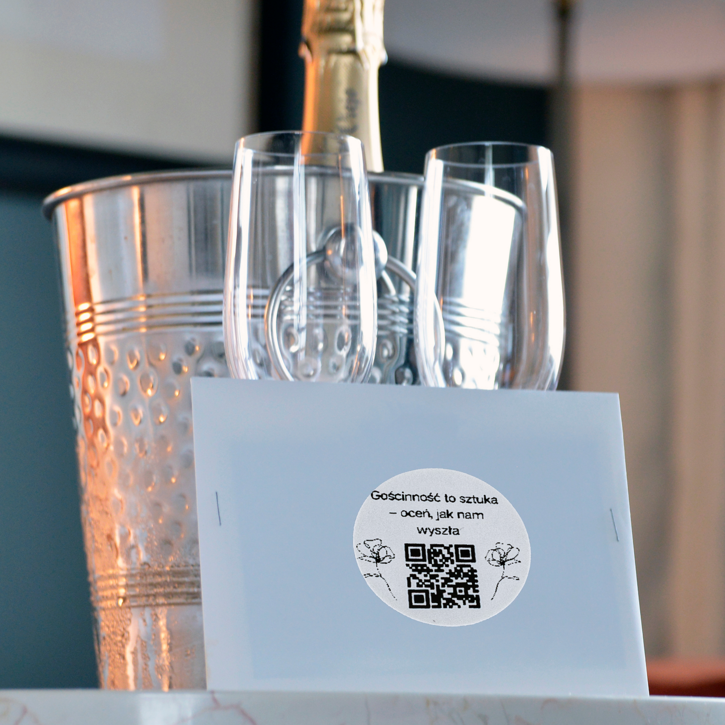 Naklejka QR opinie Google „Gościnność to sztuka – oceń, jak nam wyszła” hotel pensjonat 3cm zestaw 468szt