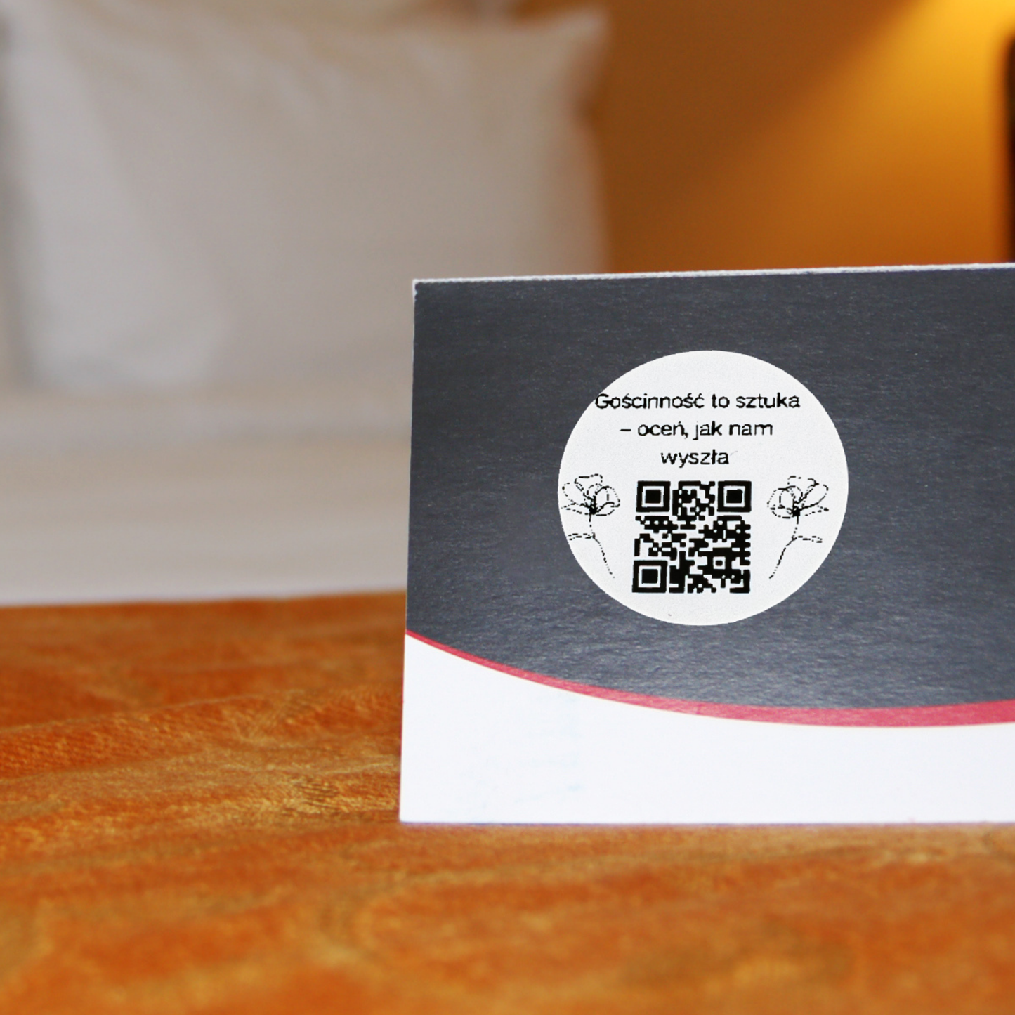 Naklejka QR opinie Google „Gościnność to sztuka – oceń, jak nam wyszła” hotel pensjonat 3cm zestaw 468szt