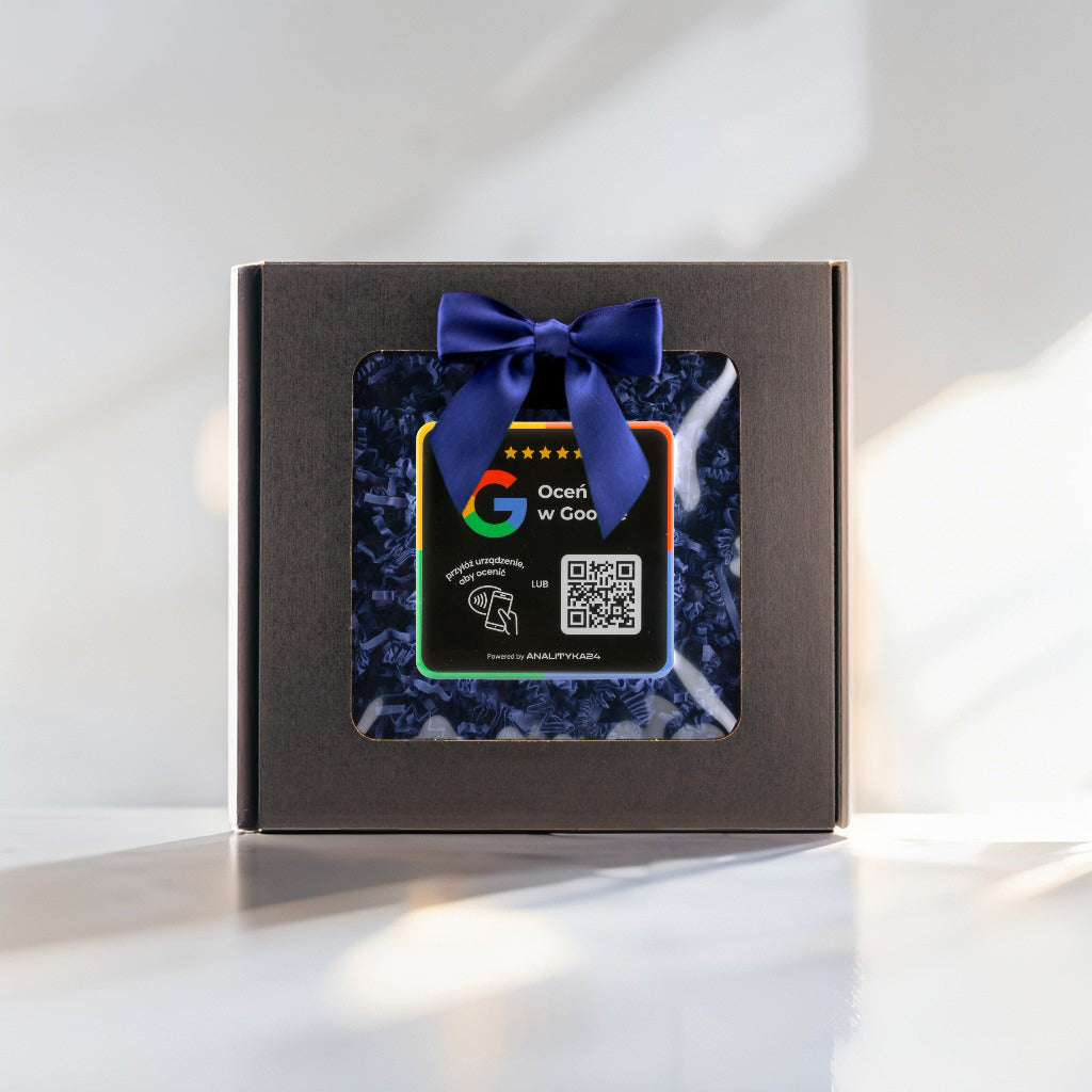 Naklejka 3D zapakowana na prezent na białym tle