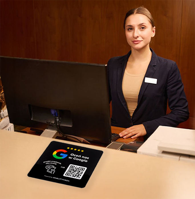 Czarna tabliczka QR/NFC w hotelowej recepcji do zbierania opinii gości