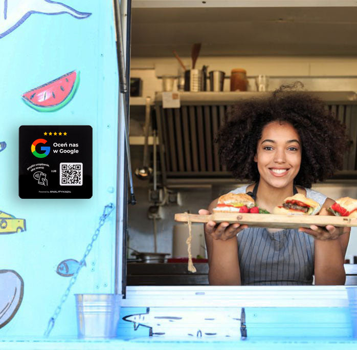 Czarna tabliczka QR/NFC w food trucku do wygodnego pozostawienia opinii przez klientów