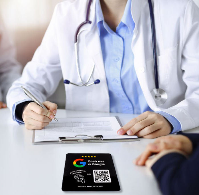 Czarna tabliczka QR/NFC w gabinecie lekarskim do wygodnego pozostawienia opinii