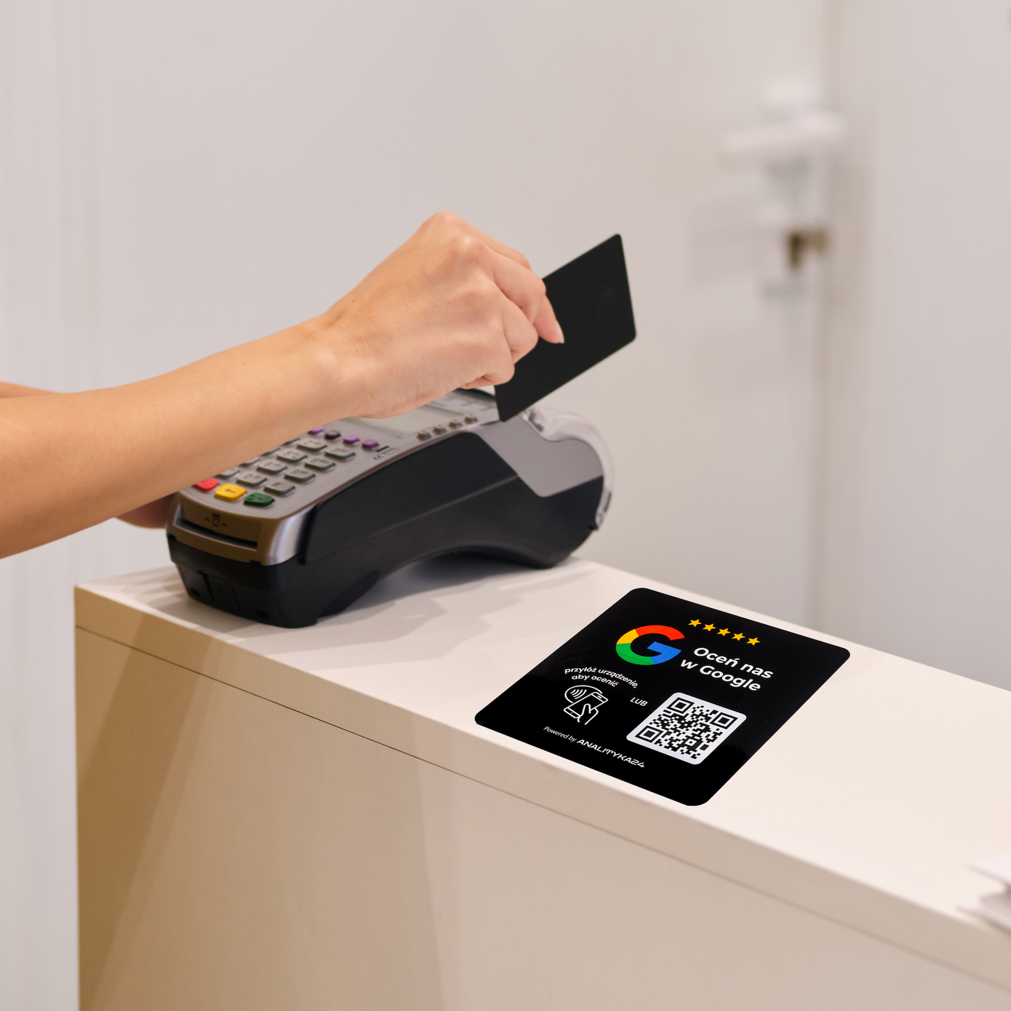 Tabliczka z NFC i kodem QR obok terminala