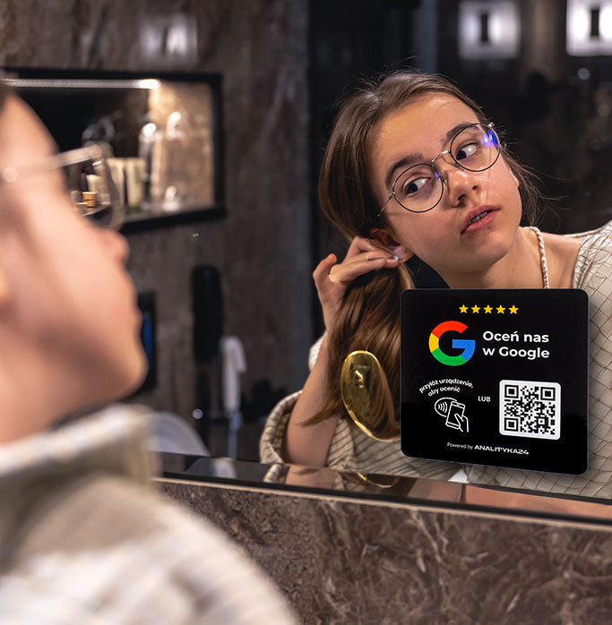 Tabliczka QR/NFC w toalecie hotelowej umożliwiająca szybkie pozostawienie opinii