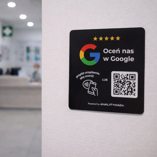 Czarna tabliczka na ścianie