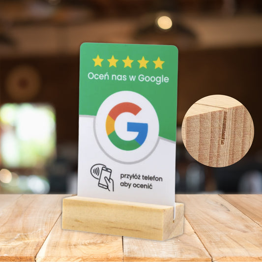 Karta NFC z kodem QR na drewnianej podstawce