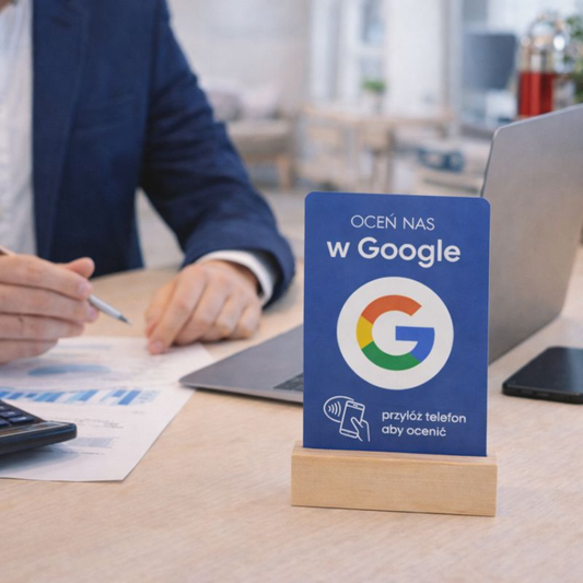 karta nfc niebieska na biurku