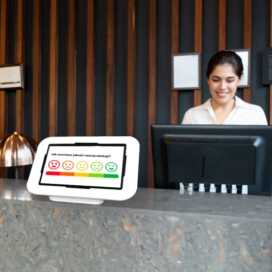 Inteligentny kiosk w hotelu do zbierania opinii gości