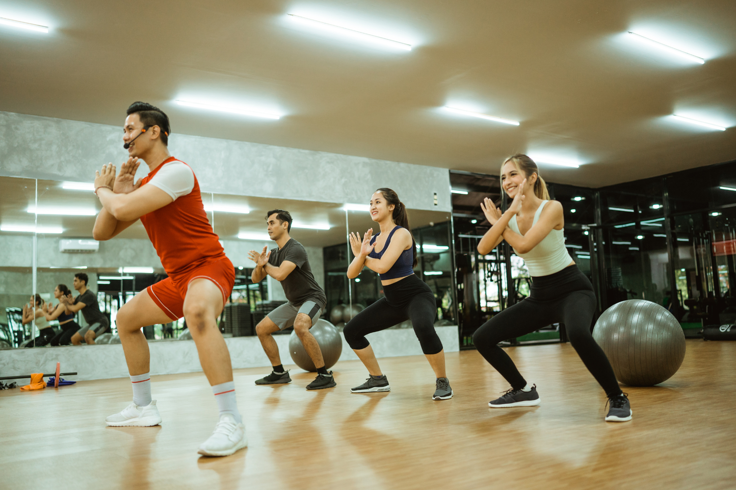 Trening grupowy z uśmiechniętymi uczestnikami; pozytywne opinie Google wzmacniają zaangażowanie i reputację klubu sportowego.