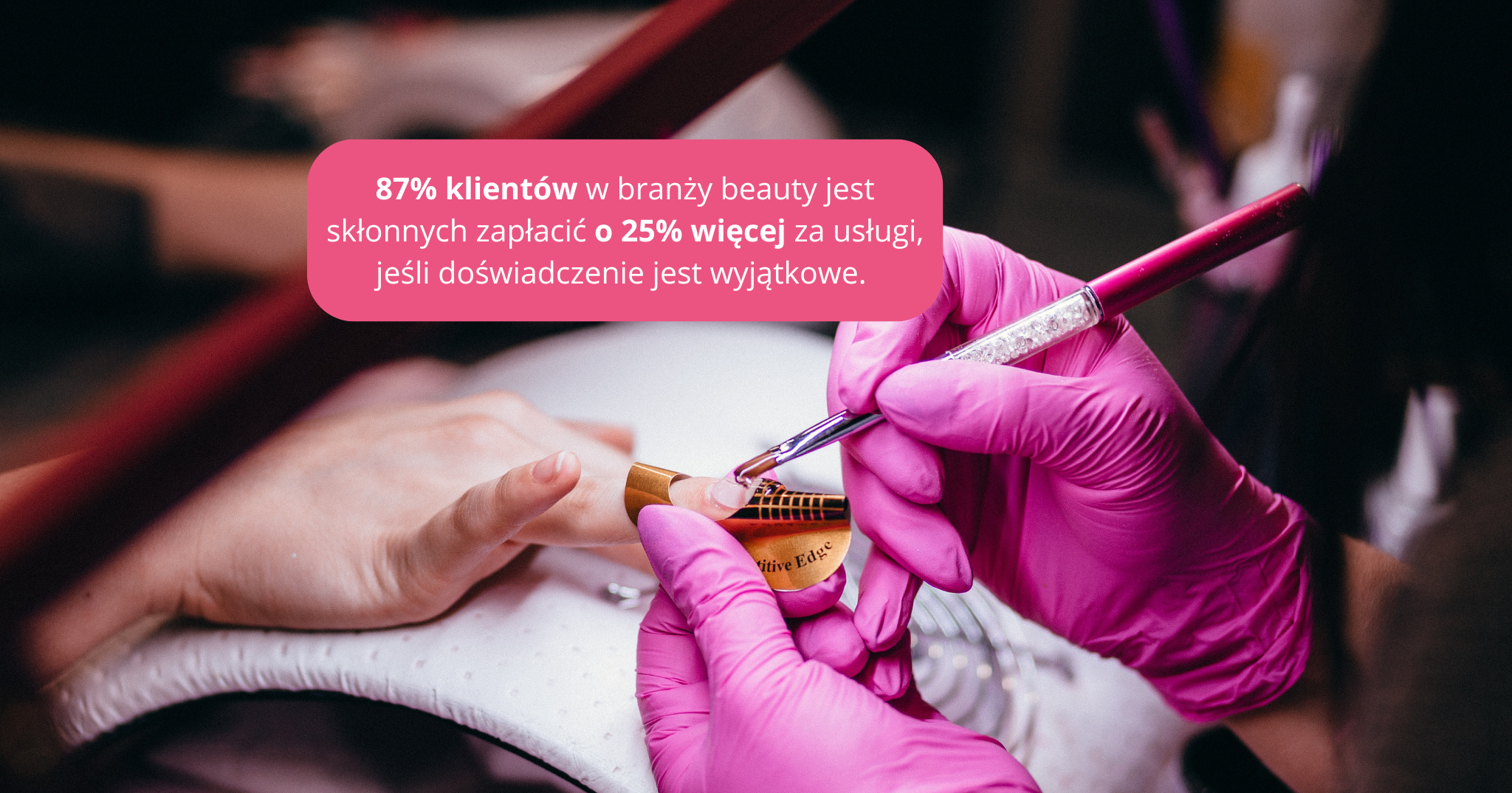 Kosmetyczka wykonująca manicure, w tle tekst: „87% klientów w branży beauty jest skłonnych zapłacić o 25% więcej za usługi, jeśli doświadczenie jest wyjątkowe”.