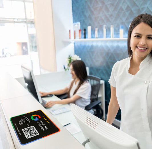 Naklejka 3D na ladzie w gabinecie kosmetycznym do szybkiego feedbacku i ocen usług