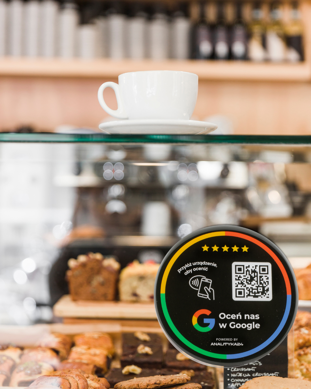 Naklejka 3D NFC z kodem QR 10 cm przyciąga wzrok i motywuje klientów do oceny w Google w kilka sekund.