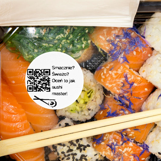 Naklejka do opinii Google umieszczona na torbie ułatwia natychmiastową recenzję restauracji.