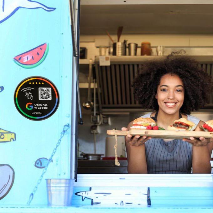 Czarna naklejka 3D w food trucku do szybkiego feedbacku klientów