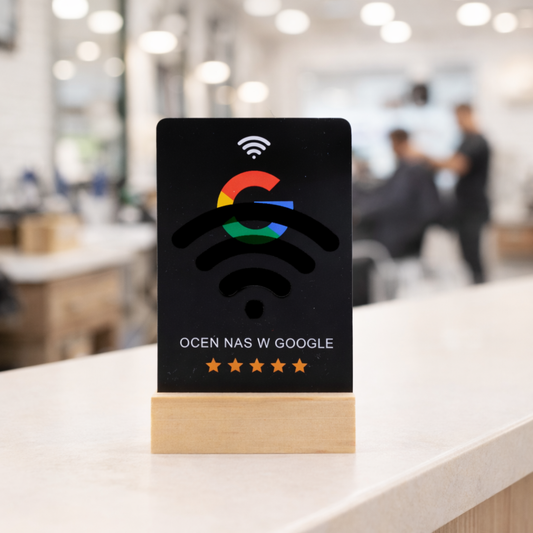 prezenter nfc z czarną kartą w barbershop