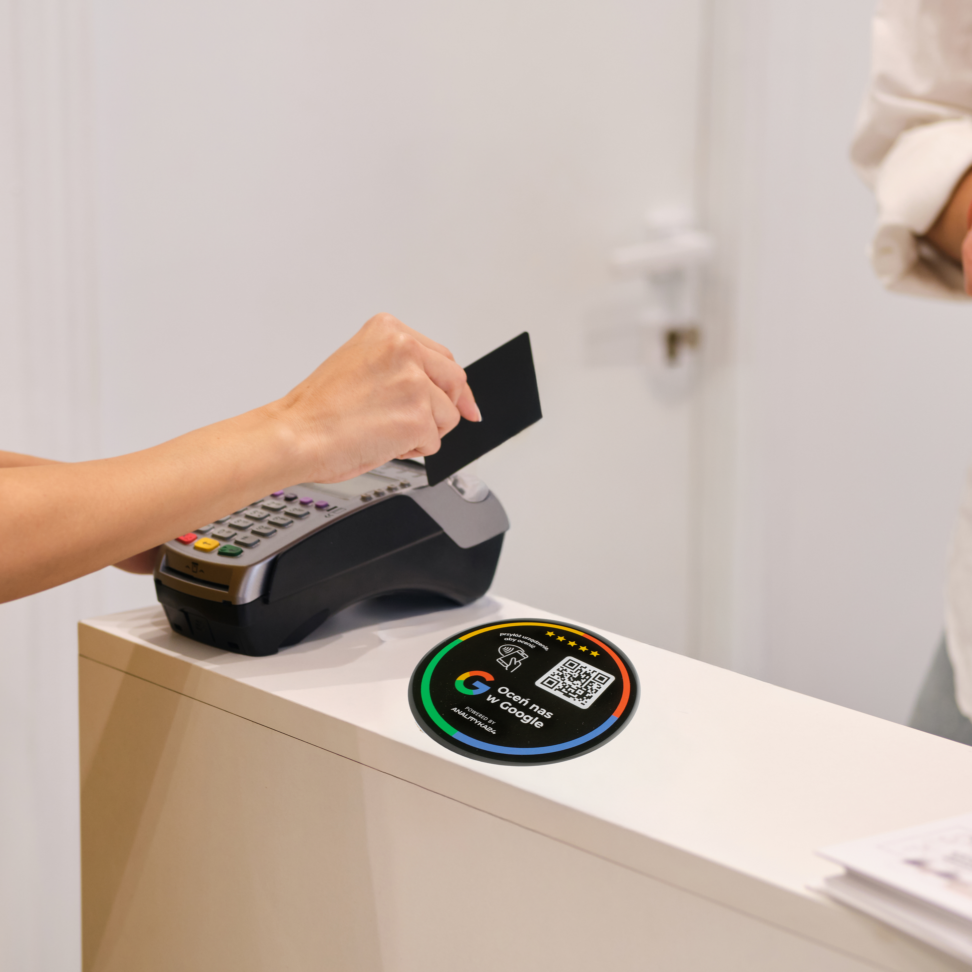 Naklejka 3D QR/NFC przy terminalu do ułatwionego pozostawienia opinii klientów