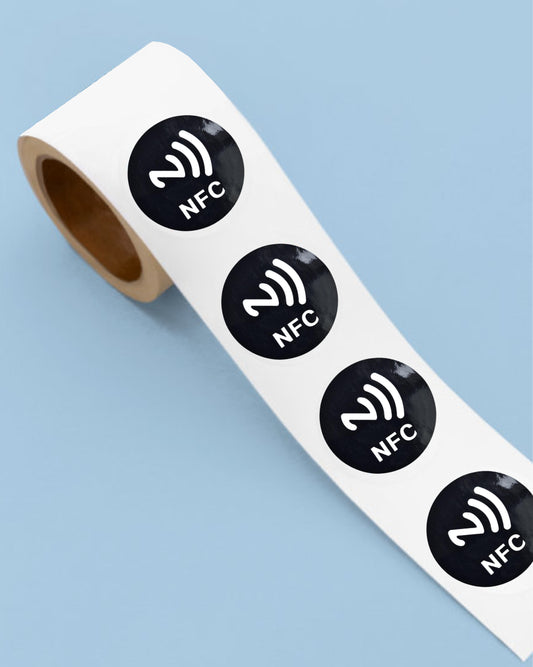 Trwała naklejka NFC z laminowaną powłoką do wszechstronnych zastosowań.
