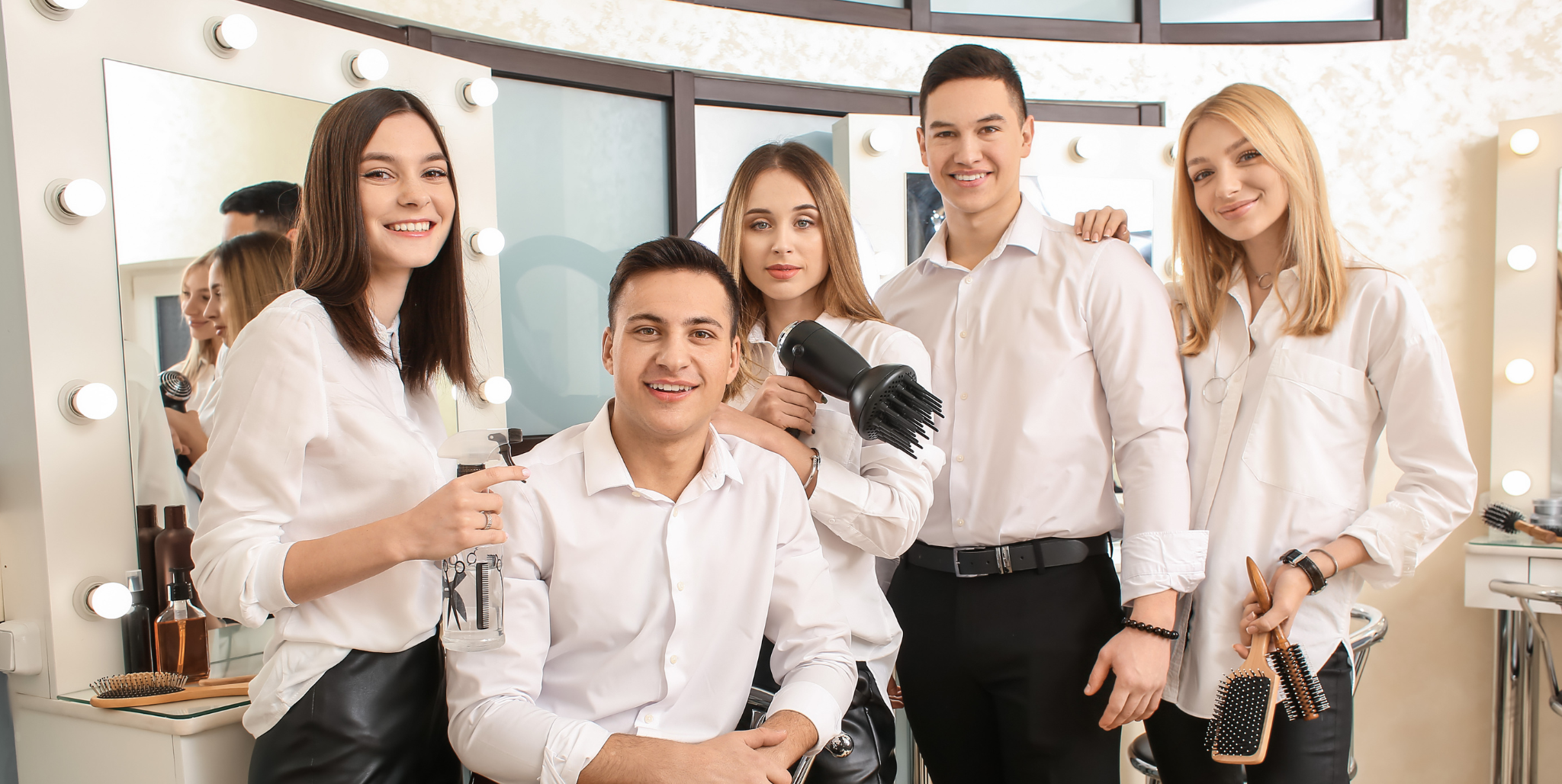 Zespół kosmetyczek i stylistów w salonie beauty.
