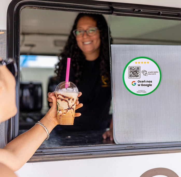Inteligentna naklejka na food trucku do oceniania produktów