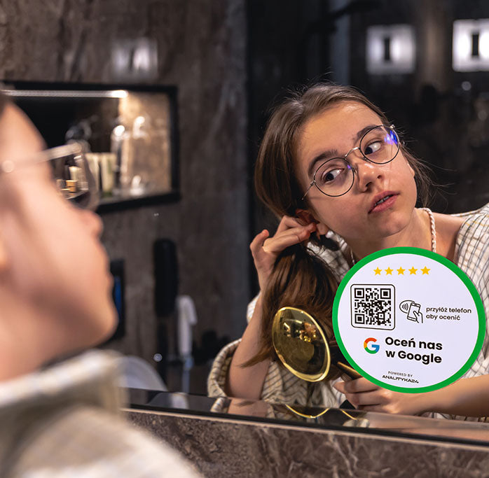 Naklejka na lustrze ułatwiająca pozostawienie opinii
