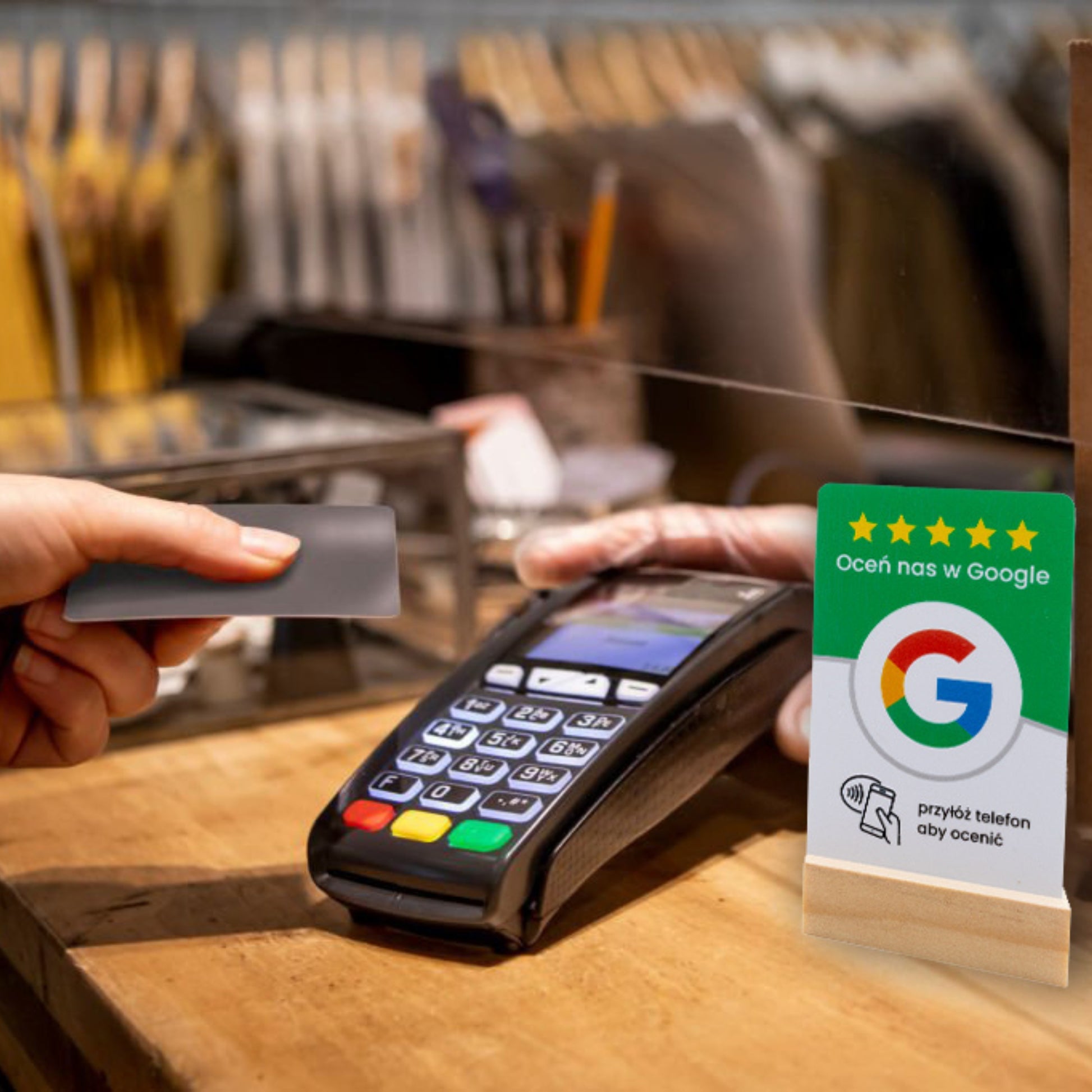 Strefa płatności z terminalem i kartą NFC QR do zbierania opinii klie