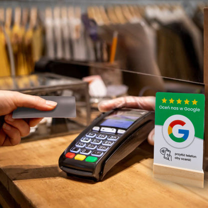 Strefa płatności z terminalem i kartą NFC QR do zbierania opinii klie