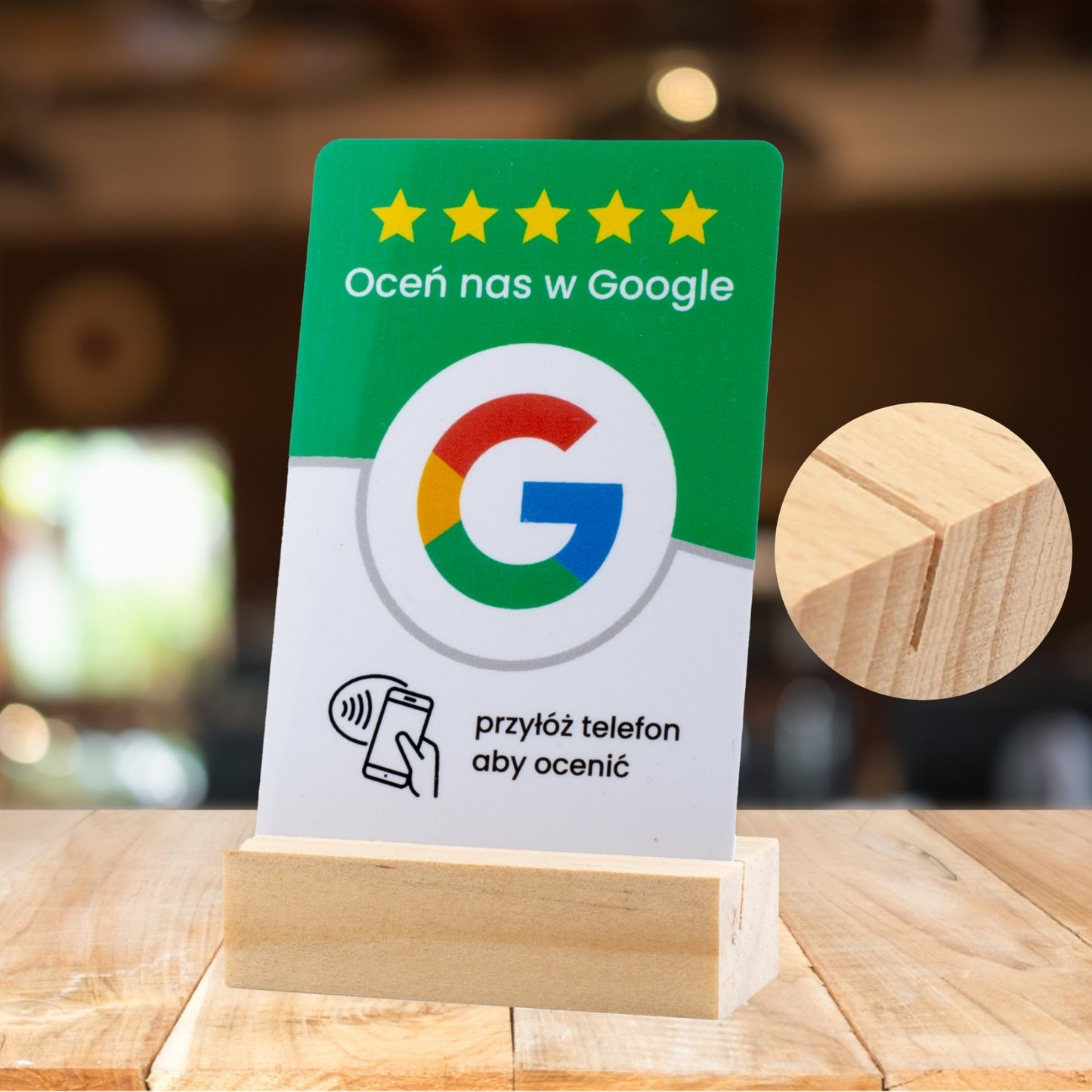 karta NFC ustawiona pod kątem na pochylonej podstawce, widoczna z przodu