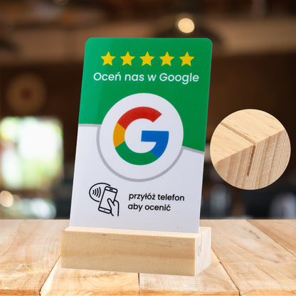 karta NFC ustawiona pod kątem na pochylonej podstawce, widoczna z przodu