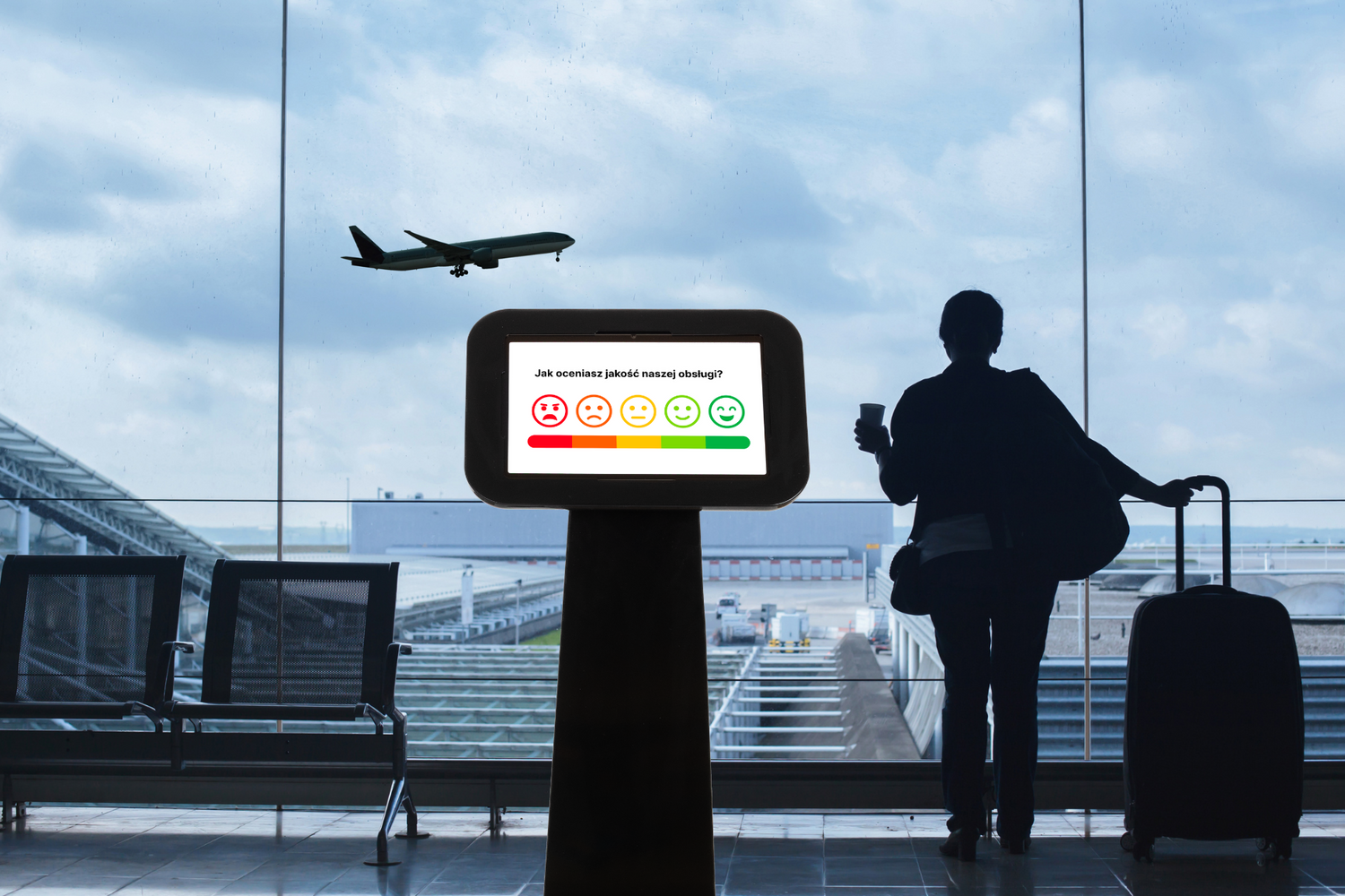 Kiosk do opinii na lotnisku umożliwiający pasażerom szybką ocenę obsługi i dzielenie się opiniami