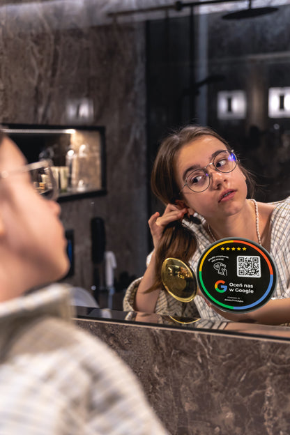 Czarna naklejka 3D QR/NFC w toalecie biurowej do szybkiego zbierania recenzji