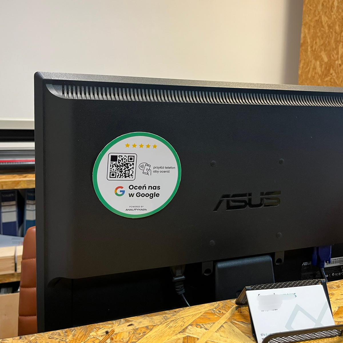 Naklejka PET na monitorze w biurze