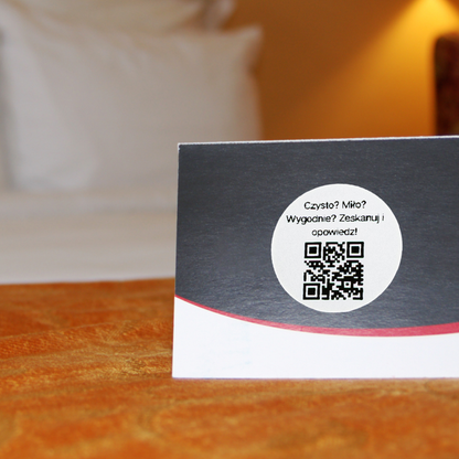 Naklejka QR opinie Google „Czysto? Miło? Wygodnie? Zeskanuj i opowiedz!” hotel pensjonat 3cm zestaw 468szt