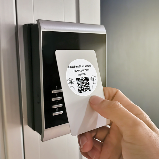 Naklejka QR opinie Google „Gościnność to sztuka – oceń, jak nam wyszła” hotel pensjonat 3cm zestaw 468szt