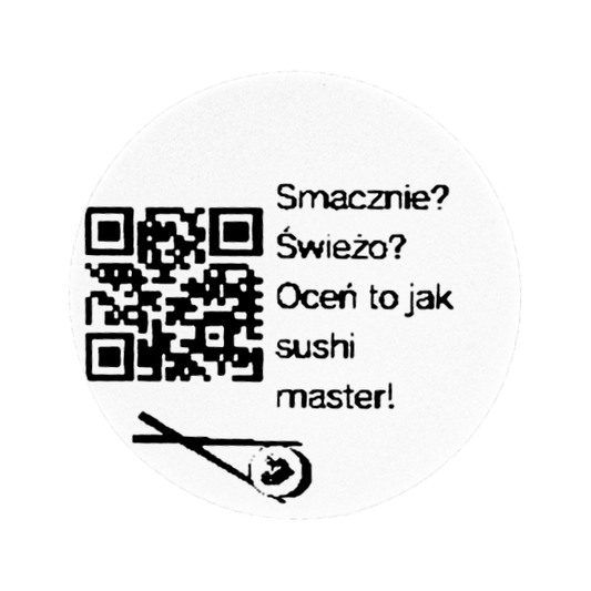 Mała naklejka z kodem QR dla sushi prowadzi do formularza opinii Google.