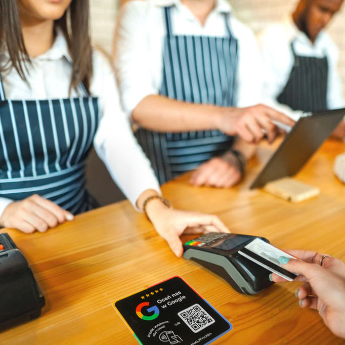 Czarna naklejka 3D przy terminalu w lokalu gastronomicznym wspierająca zbieranie opinii