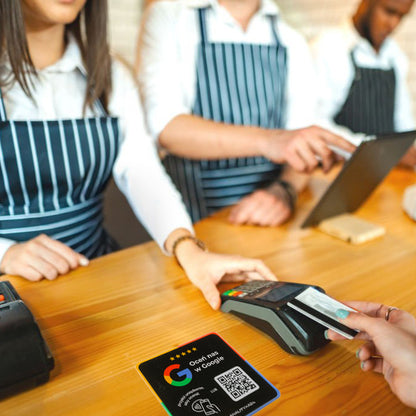 Czarna naklejka 3D przy terminalu w lokalu gastronomicznym wspierająca zbieranie opinii