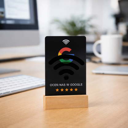 czarna karta ze stojaczkiem na biurku