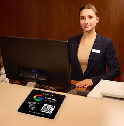 Czarna tabliczka QR/NFC w hotelowej recepcji do zbierania opinii gości