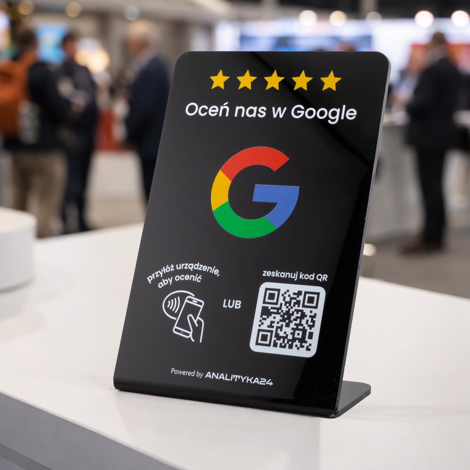 czarny prezenter na stanowisku targowym