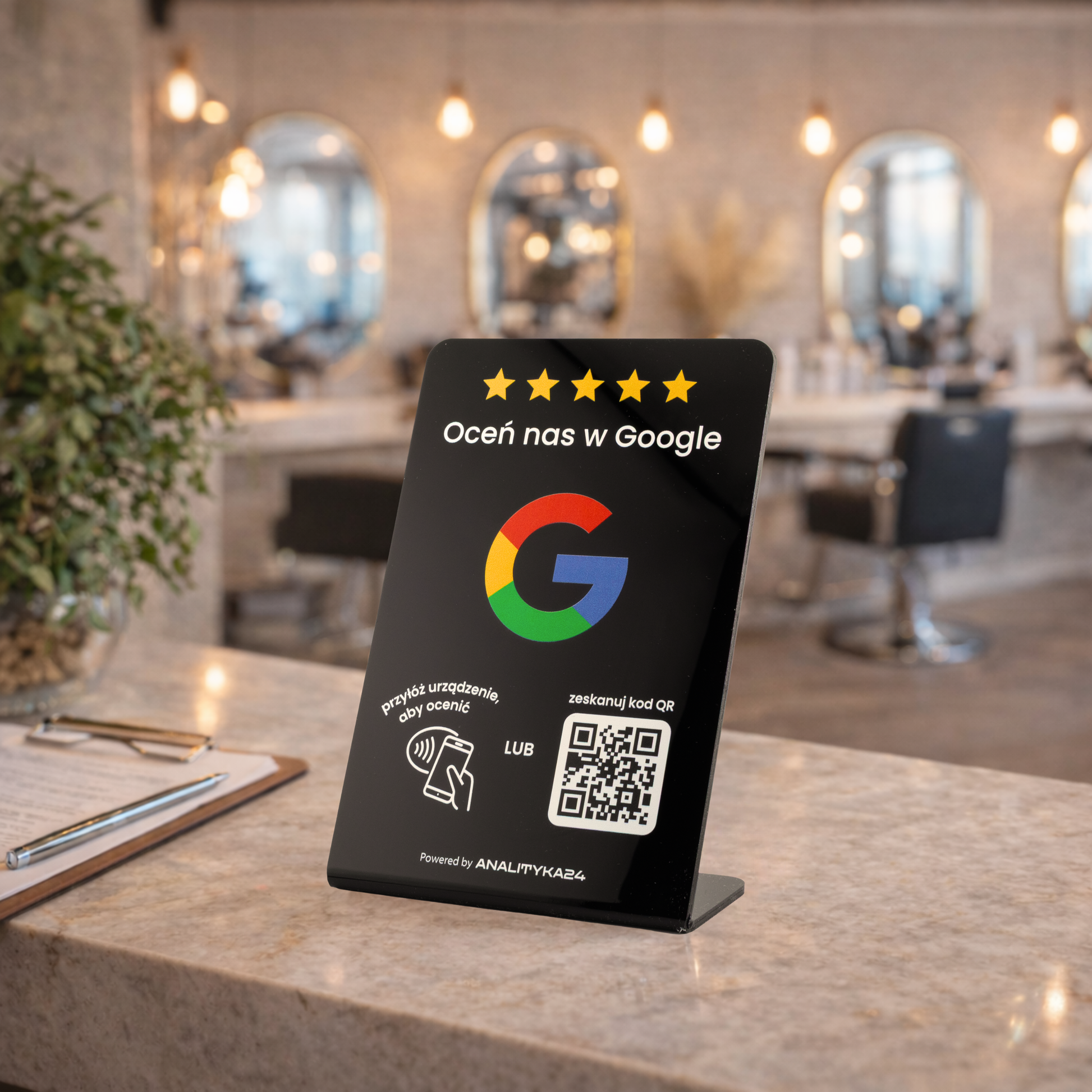 czarny prezenter w salonie beauty na recepcji