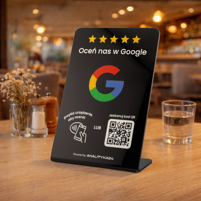 czarny stojak na stoliku