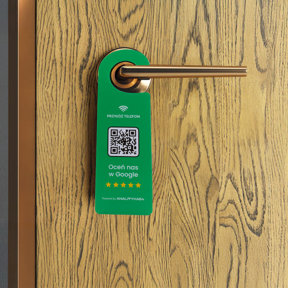 Designowa zawieszka na drzwi z kodem QR i NFC, zachęcająca do wystawienia opinii Google po pobycie.