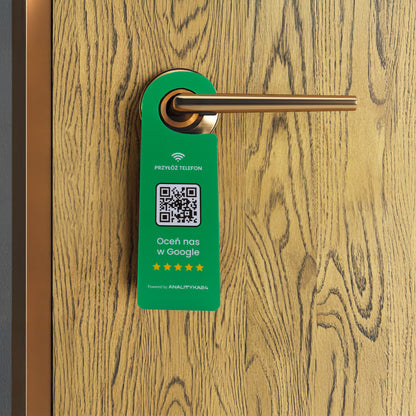 Designowa zawieszka na drzwi z kodem QR i NFC, zachęcająca do wystawienia opinii Google po pobycie.