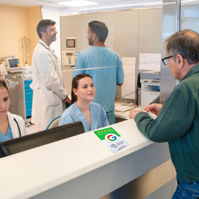 Dwustronna karta NFC z kodem QR przyspiesza zbieranie recenzji Google w przychodni.