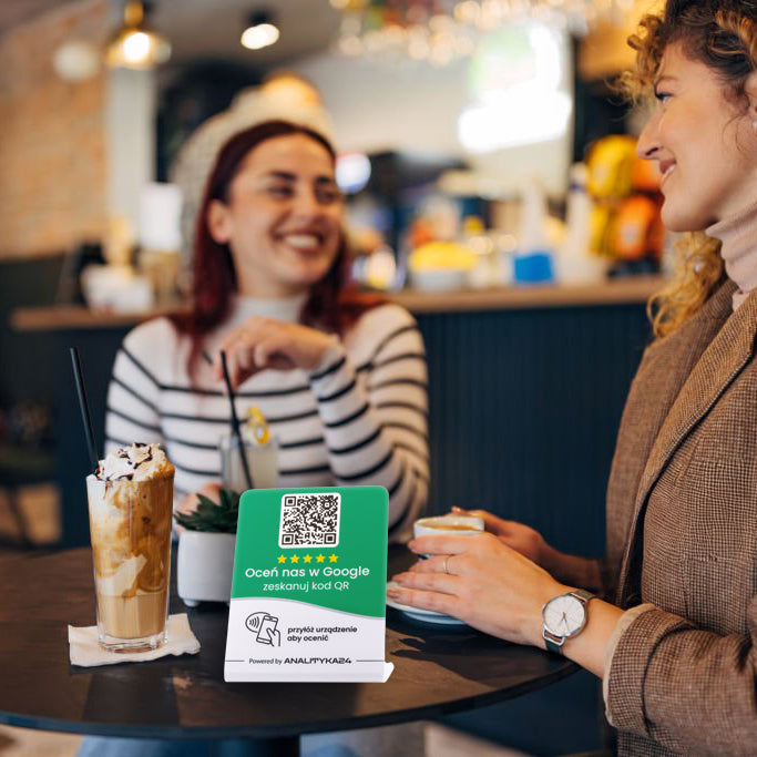Prezenter QR/NFC do opinii gości restauracji stojący na stoliku