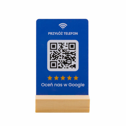 niebieska karta nfc ze stojaczkiem na białym tle