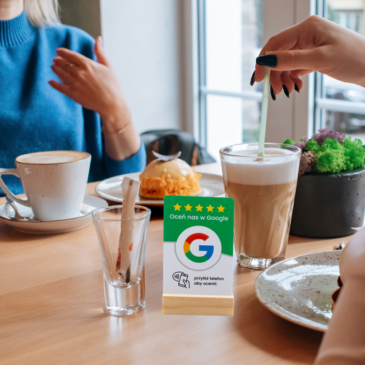 Elegancka karta NFC z kodem QR i podstawą do łatwego wystawiania opinii Google przez klientów.